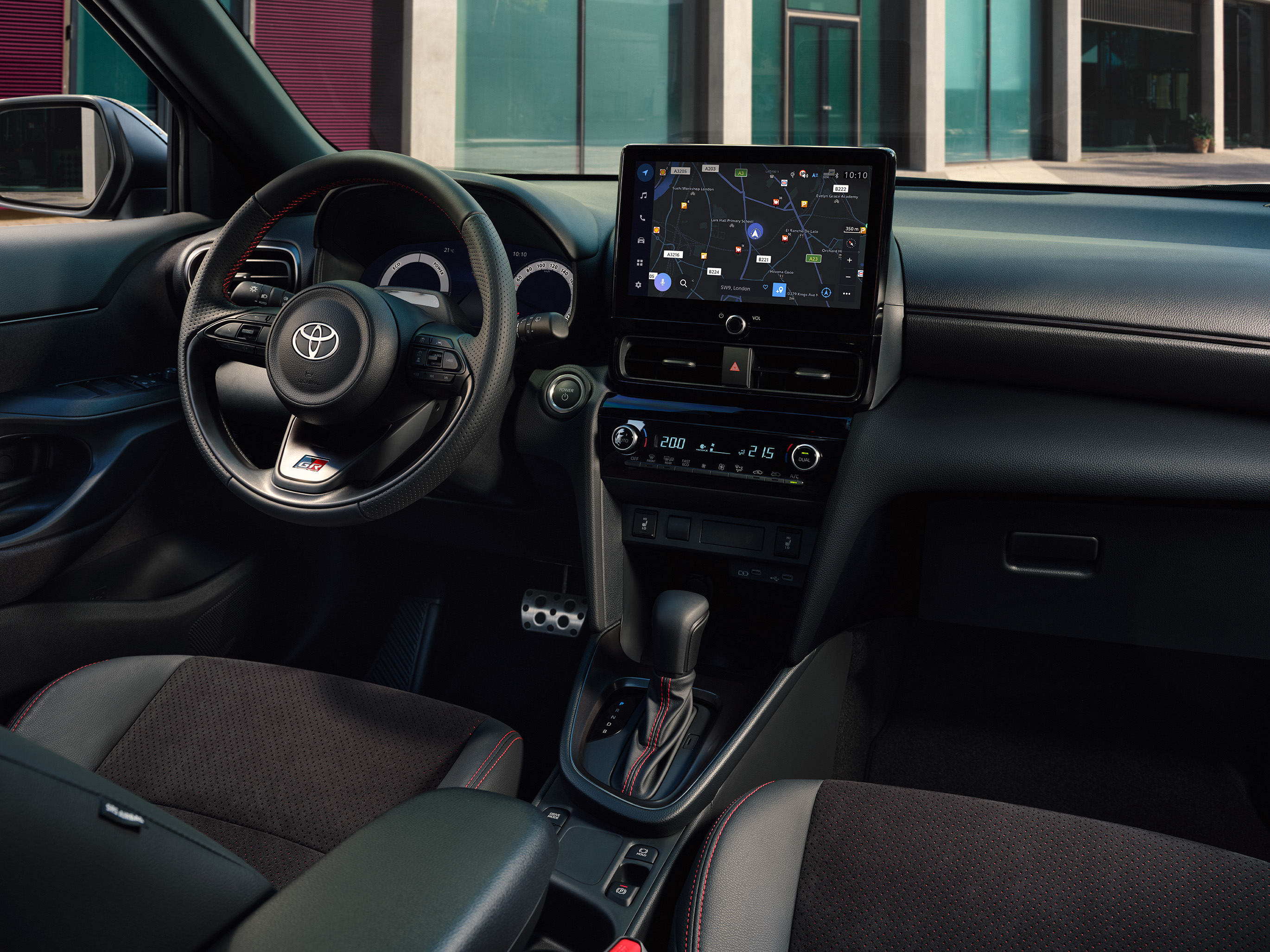 Wnętrze Toyoty Yaris Cross: kierownica, ekran multimedialny i konsola środkowa