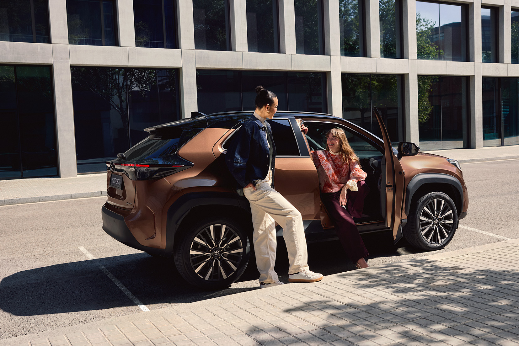 Nowa Toyota Yaris Cross z otwartymi drzwiami kierowcy, gotowa do bliższego poznania