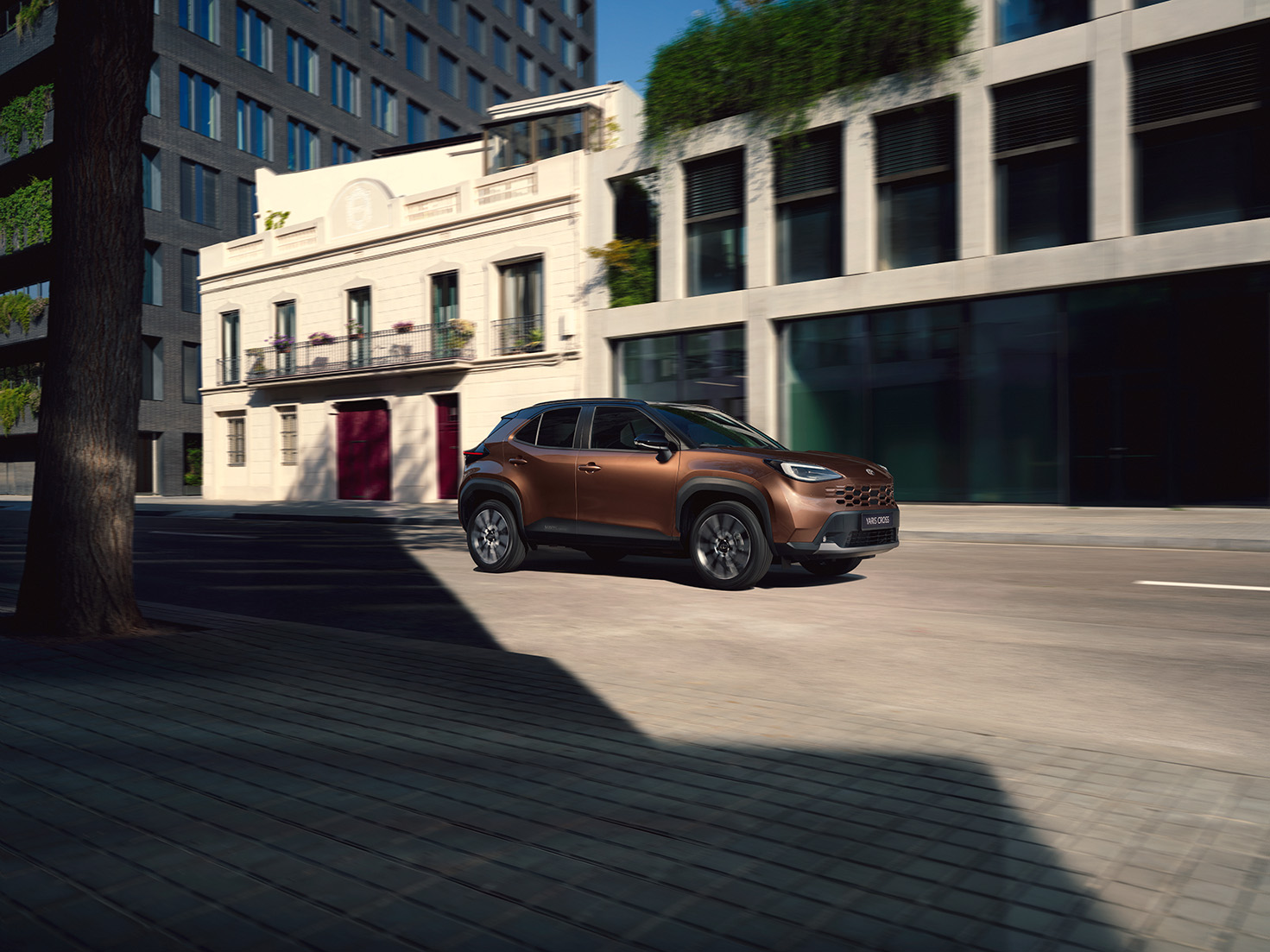 Nowa Toyota Yaris Cross w miedzianym kolorze podczas jazdy po mieście